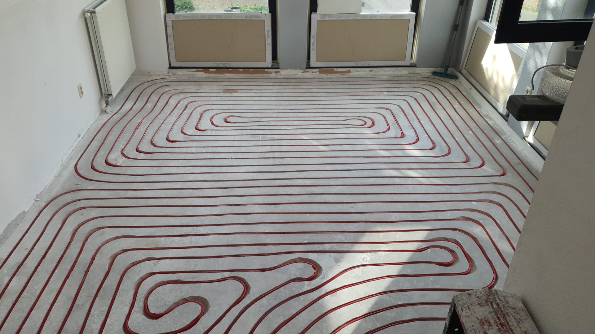 Een hele kamer met ingefreesde vloerverwarming